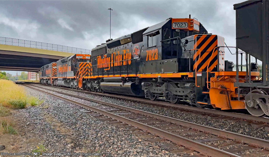 WE 7023 now returns with the empties and it's raining a bit.